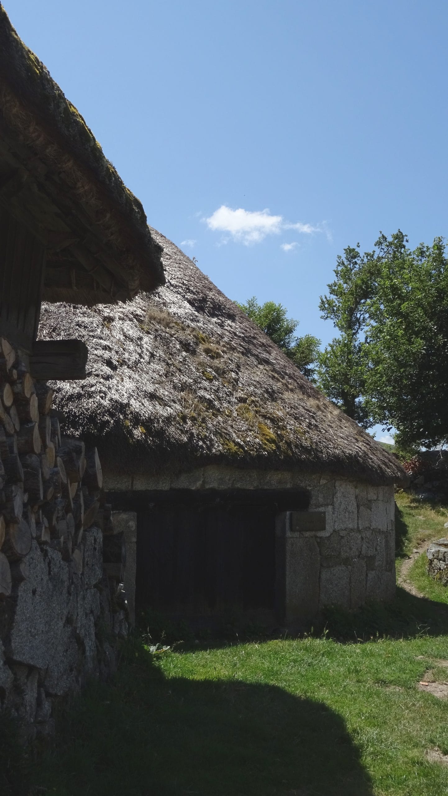 Rutas por El Bierzo - Palloza tradicional en Piornedo