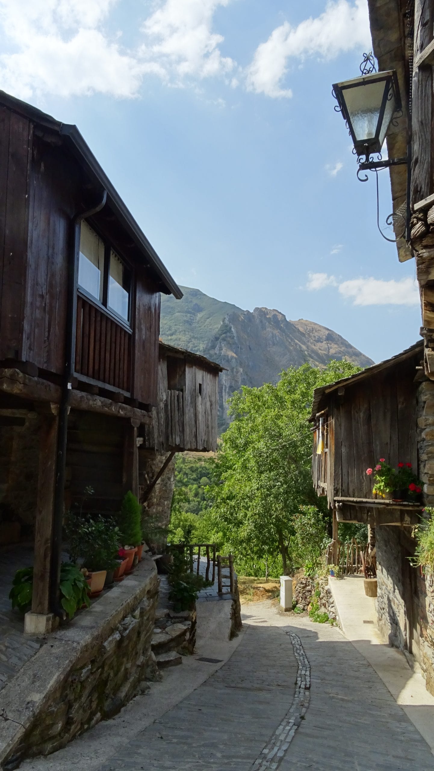 Rutas por El Bierzo - Balconadas de madera en Peñalba de Santiago