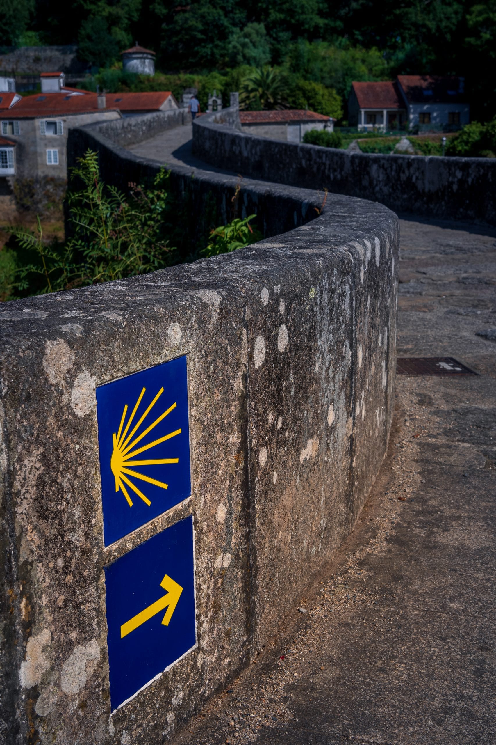 Señal del camino de santiago en un puente