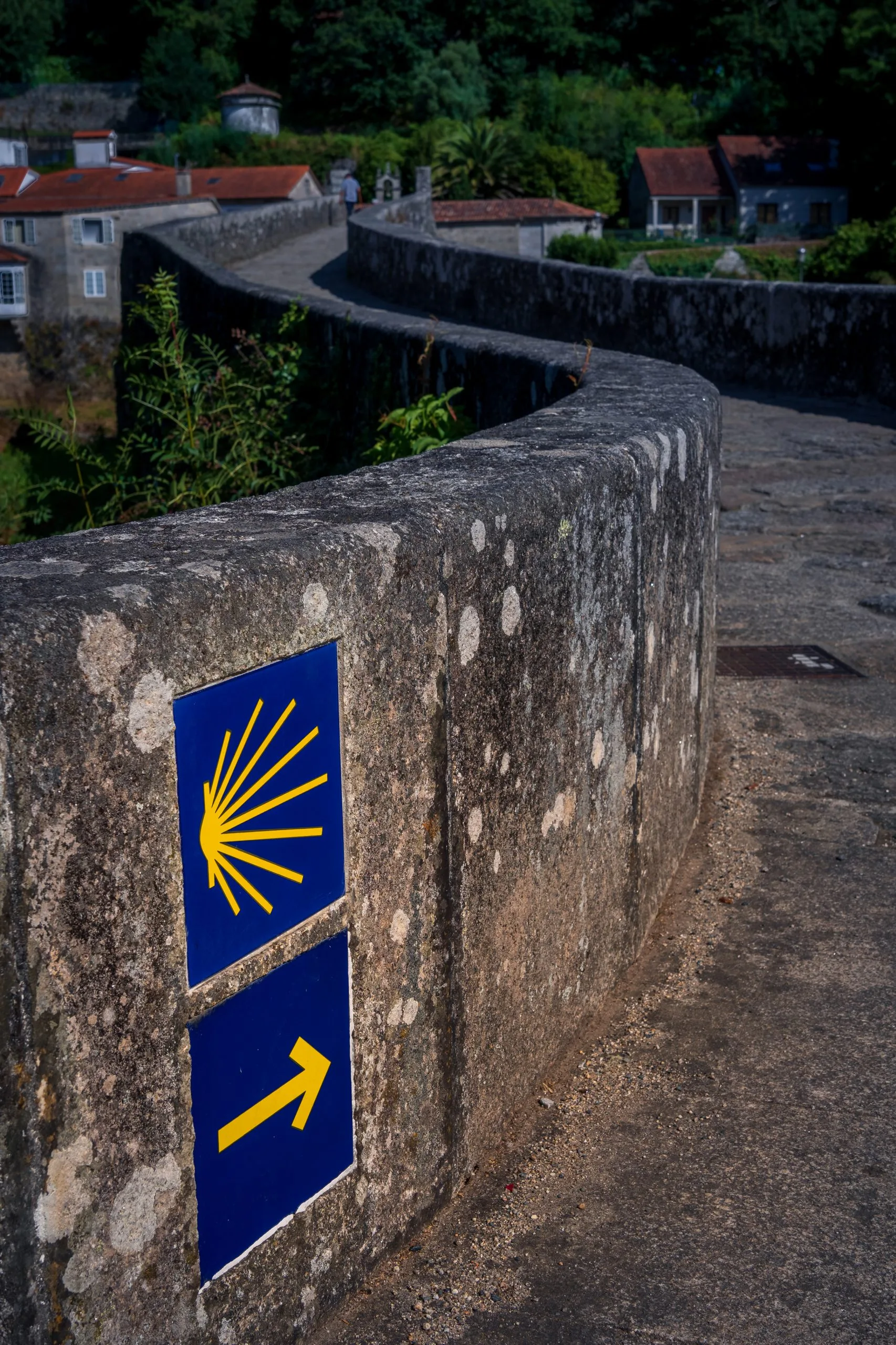 Señal del camino de santiago en un puente